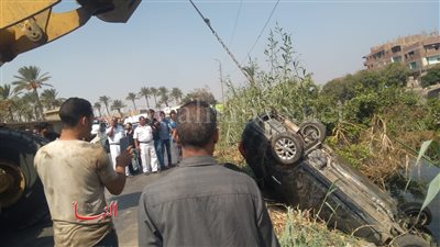 بالصور.. انقلاب سيارة في ترعة المريوطية بالبدرشين ونجاة ركابها