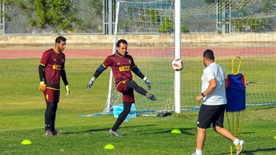 مصطفى عفيفي يشرف على تدريبات قوية لحراس المرمى 