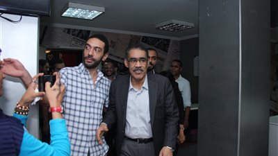 ضياء رشوان يصل إلى جريدة «التحرير» للاجتماع بالصحفيين المعتصمين (صور)