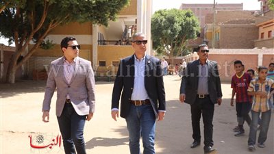 خلال جولة مفاجئة.. محافظ سوهاج يستبعد مديري مدرستين فما السبب؟