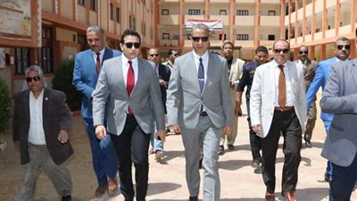 محافظ سوهاج يستجيب لإستغاثة والدة طفلة مصابة بالسرطان