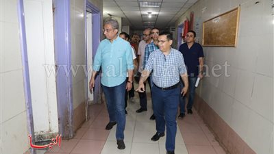تفاصيل زيارة محافظ سوهاج لمستشفى طهطا العام ليلًا