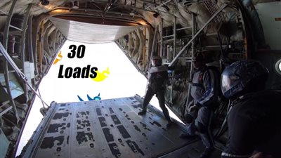 140  محترف دولى فى رياضة القفز الحر بالمظلات يقفزون من ارتفاع 15 الف قدم بجوار اهرامات الجيزة 