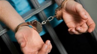 ضبط عاطل ببندقية آلية و28 تذكرة هيروين بالمحلة