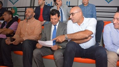 وزير الرياضة يتابع استعدادات منتخب اليد خلال وديته مع البرتغال