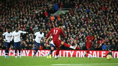 بالصور.. صلاح يقود الريدز لفوز قاتل على السبيرز 