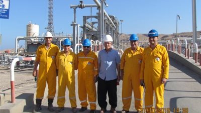 تفاصيل زيارة رئيس شركة أمل للبترول العاملين بالحقول 