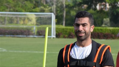 حسام البدري يحتفل بعيد ميلاد أحمد فتحي في معسكر المنتخب