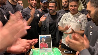 صور| نجوم المنتخب يحتفلون بعيد ميلاد أحمد فتحي 