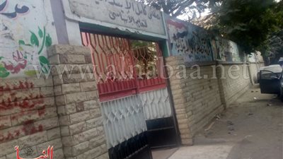 ننشر الصور الأولى من موقع حادث العثور على جثة شاب في مدرسة بالمعادي