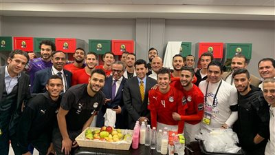 بالصور.. اقتحام المؤتمر الصحفى لشوقى غريب والوزير فى غرفة خلع الملابس 