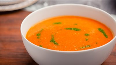 بالفيديو.. طريقة مميزة لتحضير شوربة العدس الأصفر 