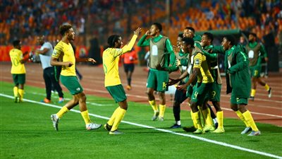 لاعبو جنوب إفريقيا يحتفلون ببطاقة طوكيو مع جماهير مصر في ستاد القاهرة 