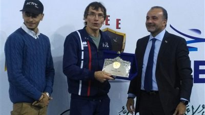 الحسينى يهدى درع اتحاد السلاح إلى ممثل الاتحاد الدولى للعبة والفرنسي ميشيل