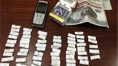 سقوط تاجر مخدرات بحوزته 200 تذكرة هيروين