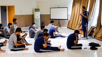 بعثة بيراميدز تصلي الجمعة بفندق الإقامة في نيجيريا 