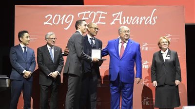 الاتحاد الدولى للسلاح يكرم حمزة افضل ناشئ فى العالم