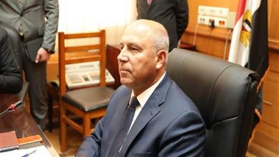 سر بكاء وزير النقل بعد اتصال الرئيس السيسي 