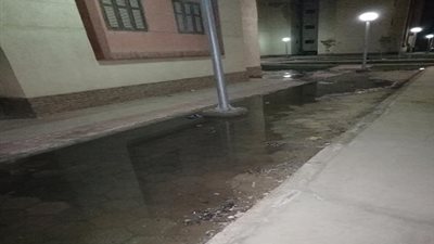 كارثة بالصور.. المجاري تحاصر عمارات الـ
