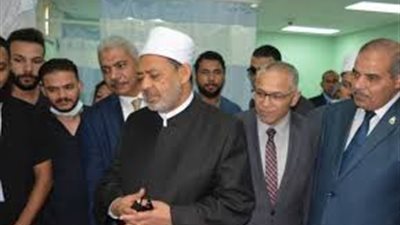 شيخ الأزهر يزور طالبة أجريت لها أول جراحة استئصال ورم بالفك بمستشفى الأزهر