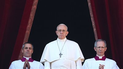 بالفيديو .. بابا الفاتيكان يصفع يد امرأة في ليلة رأس السنة