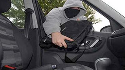 «سائق تاكسي» يسرق السيارات بطريقة غريبة أمام كارفور المعادي 