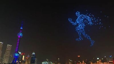 ظهور رجل عملاق يجري في سماء الصين ليلة رأس السنة