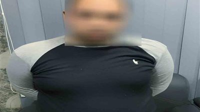 القبض على امين شرطة بعد ابتزازه سائقى التوك توك فى حلوان 