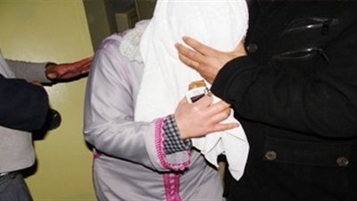 عامل يضبط زوجته في أحضان عشيقها داخل «غرفة النوم» بالمعصرة 