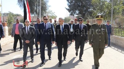 محافظ سوهاج والقيادات الأمنية يضعون أكاليل الزهور على النصب التذكاري للشهداء 