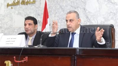 محافظ سوهاج يلتقي 315 مواطنا لبحث مشاكلهم وحلها