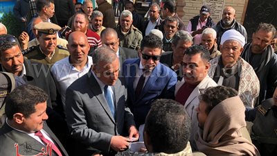 محافظ سوهاج يتجول في شوارع جهينة سيرا على الأقدام ويلتقي المواطنين