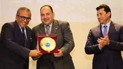 وزير الرياضة يكرم رئيس لجنة الاتصال ببطولتي إفريقيا للكبار وللشباب