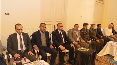 محافظ سوهاج يؤدي واجب العزاء لأسرة الشهيد «أبو السعود» بالعسيرات