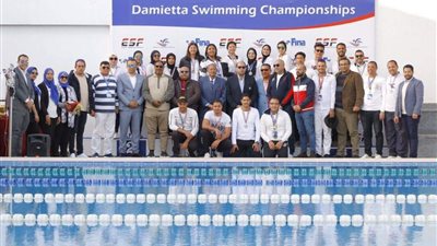 إدريس والعايدى وصميده يقلدون أبطال بطولة دمياط للسباحة الميداليات