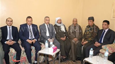 محافظ سوهاج ومدير الأمن يؤدون واجب العزاء لأسرة الشهيد «حسام عادل»