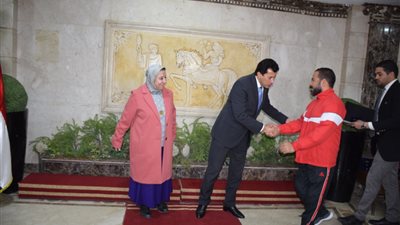 وزير الرياضة يكرم أبطال بعثة منتخب مصر لرفع الأثقال البارالمبى