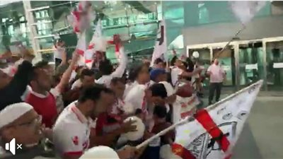 بالصور..رسالة نارية تستقبل بعثة الزمالك فى قطر وظهور فاروق وعبد الوهاب 