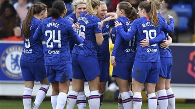 نادي إنجليزي يدرب لاعباته وفق التقاليد النسوية