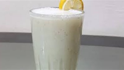 بالفيديو.. طريقة عمل مشروب الليمون بالحليب 