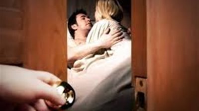 مارس معهما «الرذيلة».. فيديو جنسي يكشف عن فضيحة لمدير سابق ببنك مع فتاة وأمها في المعادي