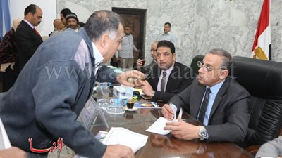 محافظ سوهاج يلتقي 137 مواطنا في اللقاء الجماهيري لبحث وحل مشاكلهم