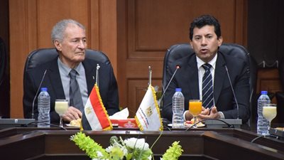 وزير الرياضة يناقش مع رئيس الاتحاد الدولى لكرة اليد واللجنة المنظمة حقوق البث لبطولة العالم لليد ٢٠٢١