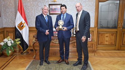 وزير الرياضة يلتقي رئيس الاتحاد الدولي للخماسي الحديث