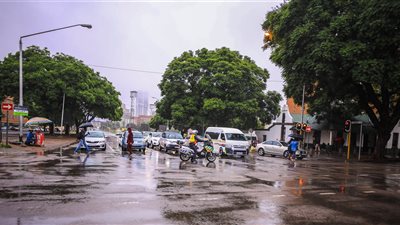 أمطار غزيرة ترحب بالأهلي فور وصوله بريتوريا