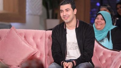 بعد منع هذه الأغنيات.. محمد أنور يتحدى هاني شاكر ويغنى «مهرجانًا» أمامه (فيديو)