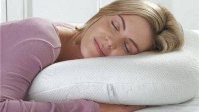 أوضاع النوم المُختلفة وراء ظهور التجاعيد في مرحلة مُبكرة