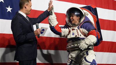 وكالة ناسا تطلب رواد فضاء للذهاب إلى القمر