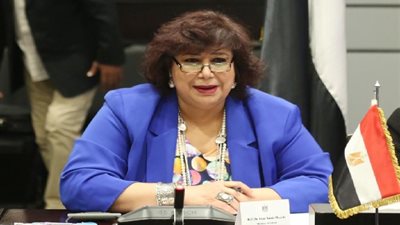 وزيرة الثقافة تتابع خطط نشر الوعى الصحى وتشكل غرفة عمليات للتواصل بين القطاعات