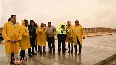 بملابس «كورونا».. وزير الإسكان يواجه السيول بالقاهرة الجديدة (صور)